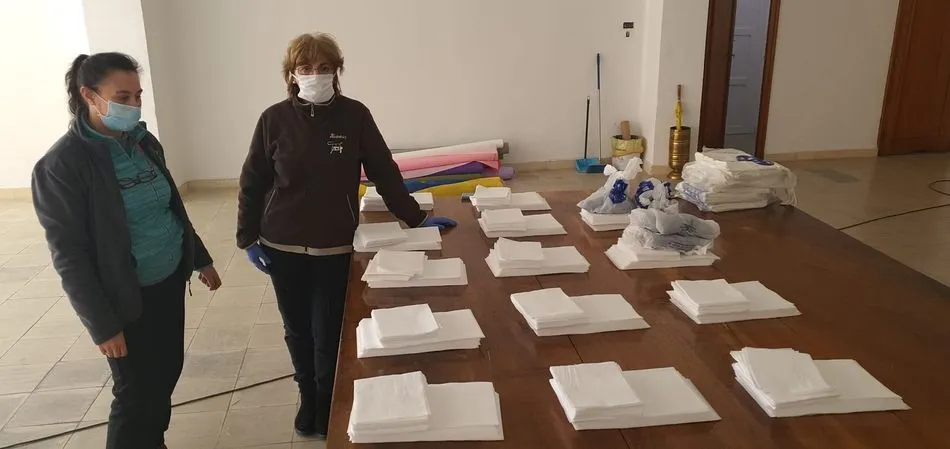 Foto 6 - Un grupo de voluntarios elabora mascarillas, pantallas y batas en B&eacute;jar