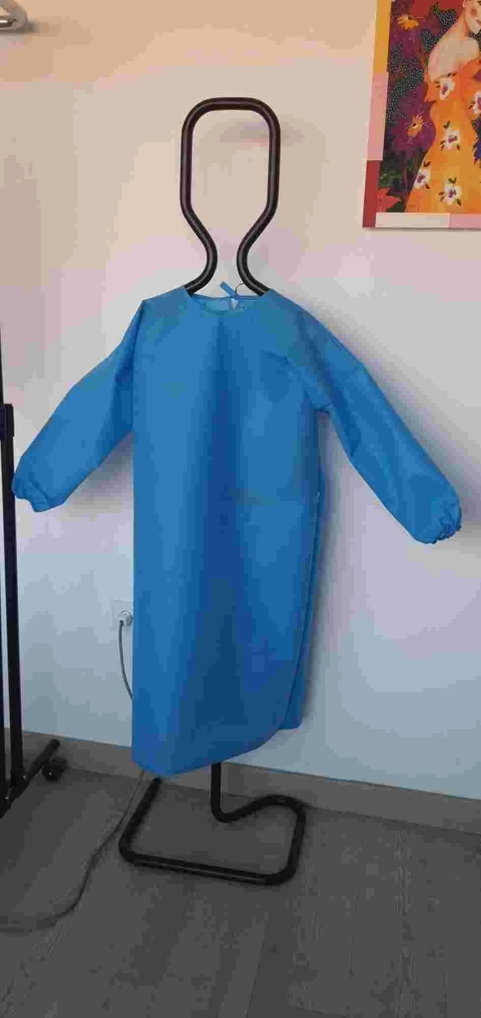 Foto 4 - Un grupo de voluntarios elabora mascarillas, pantallas y batas en B&eacute;jar