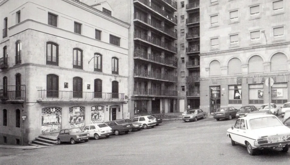 Plaza del Ángel llena de coches, cuando se permitía el aparcamiento en este espacio