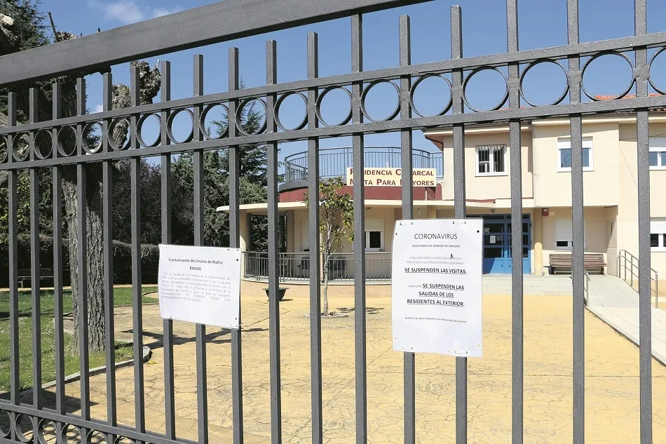 La residencia de mayores de Linares de Riofrío está totalmente aislada desde hace días con avisos municipales en la puerta  | Foto: Kiko Robles