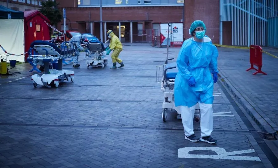 Varios voluntarios de DYA Navarra trasladan una de las camillas utilizadas en las ambulancias del servicio de Urgencias del Hospital de Navarra. Foto de Eduardo Sanz - EP