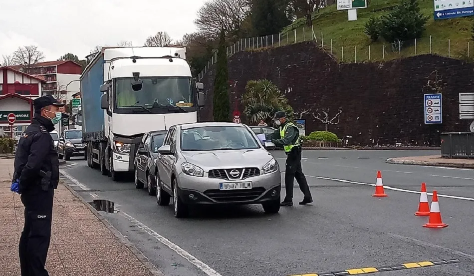 Efectivos de la Guardia Civil y de la Policía realizan controles por el covid-19 | EP
