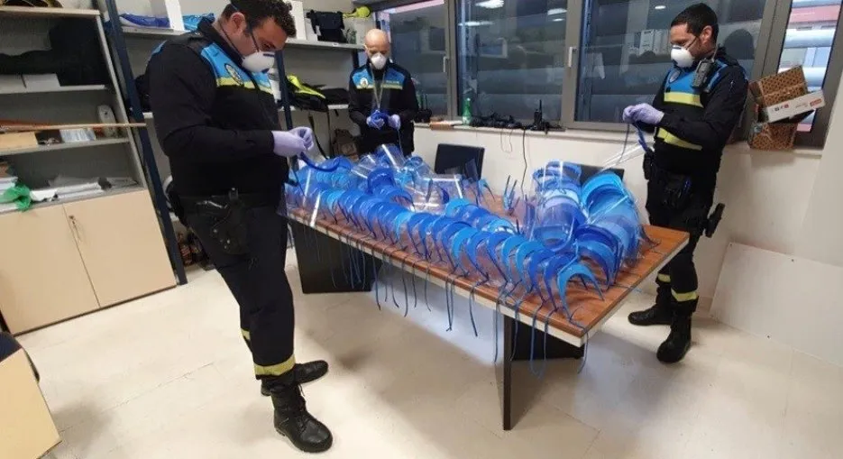 Los efectivos municipales participan en la recogida del material donado por empresas, particulares y fabricantes y en su posterior distribución a los centros sanitarios de la ciudad