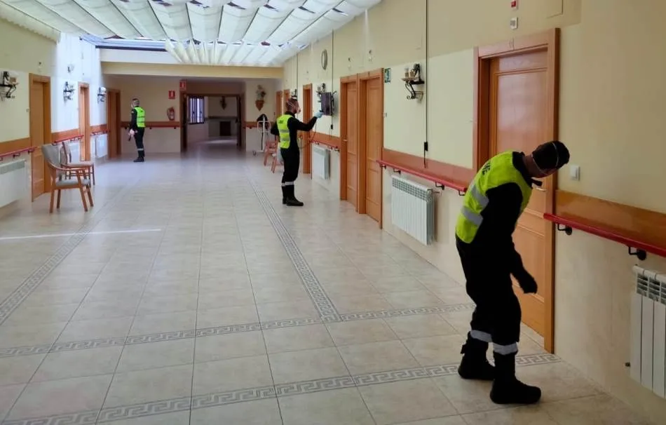 Foto 9 - Efectivos de la Unidad Militar de Emergencias act&uacute;an en residencias de Mir&oacute;briga y comarca  