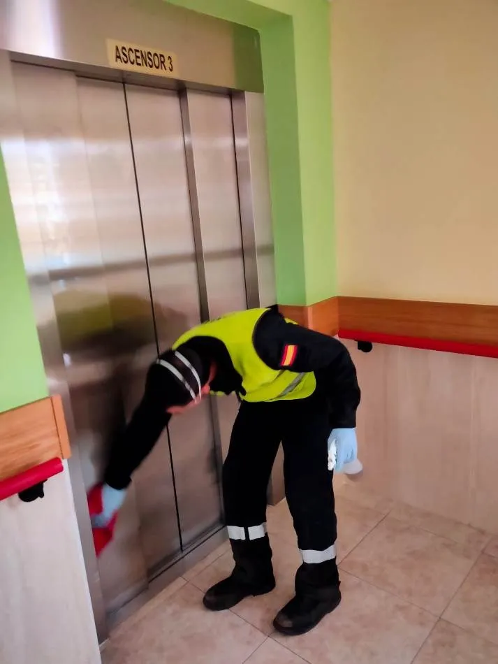 Foto 10 - Efectivos de la Unidad Militar de Emergencias act&uacute;an en residencias de Mir&oacute;briga y comarca  