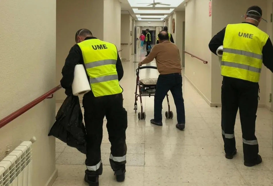 Foto 6 - Efectivos de la Unidad Militar de Emergencias act&uacute;an en residencias de Mir&oacute;briga y comarca  