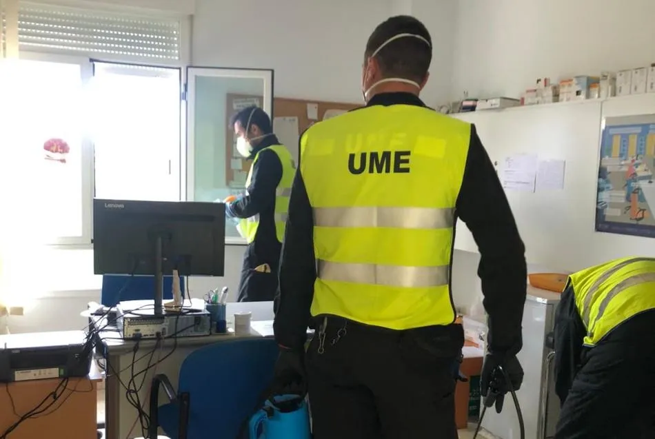 Foto 3 - Efectivos de la Unidad Militar de Emergencias act&uacute;an en residencias de Mir&oacute;briga y comarca  