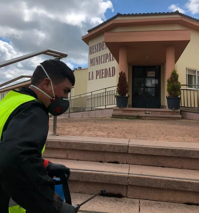 Foto 7 - Efectivos de la Unidad Militar de Emergencias act&uacute;an en residencias de Mir&oacute;briga y comarca  