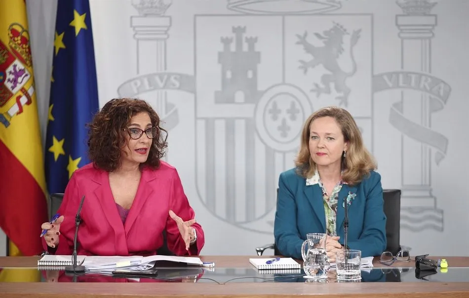 La ministra Portavoz y de Hacienda, María Jesús Montero (i) y la vicepresidenta tercera y ministra de Asuntos Económicos y Transformación Digital, Nadia Calviño (d). - Eduardo Parra - Europa Press - Archivo