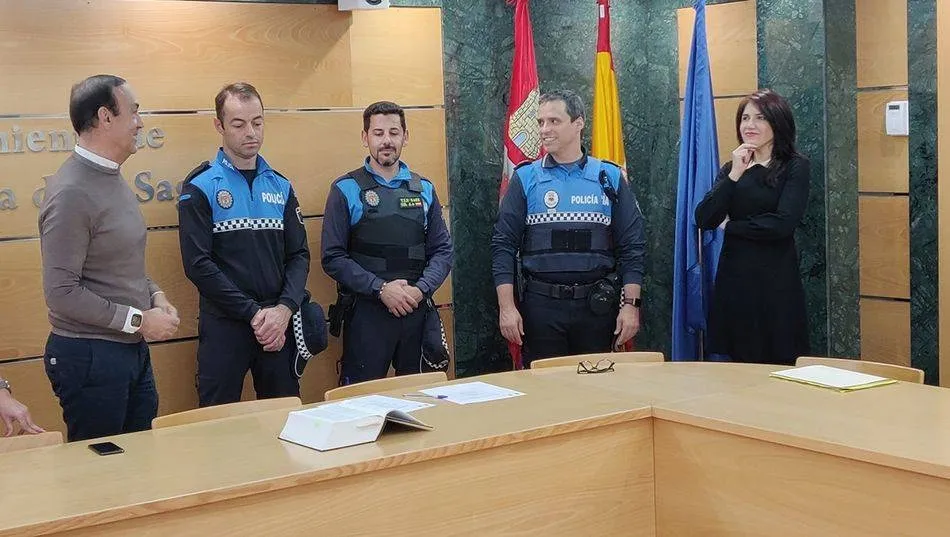 Agentes de la Policía Local de Carbajosa en el Ayuntamiento. Foto: Archivo