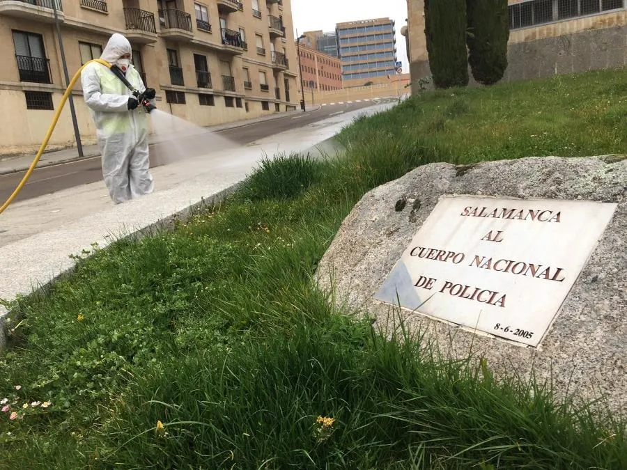 Foto 3 - M&aacute;s de 50 militares de la UME siguen con las labores de desinfecci&oacute;n en Salamanca y provincia
