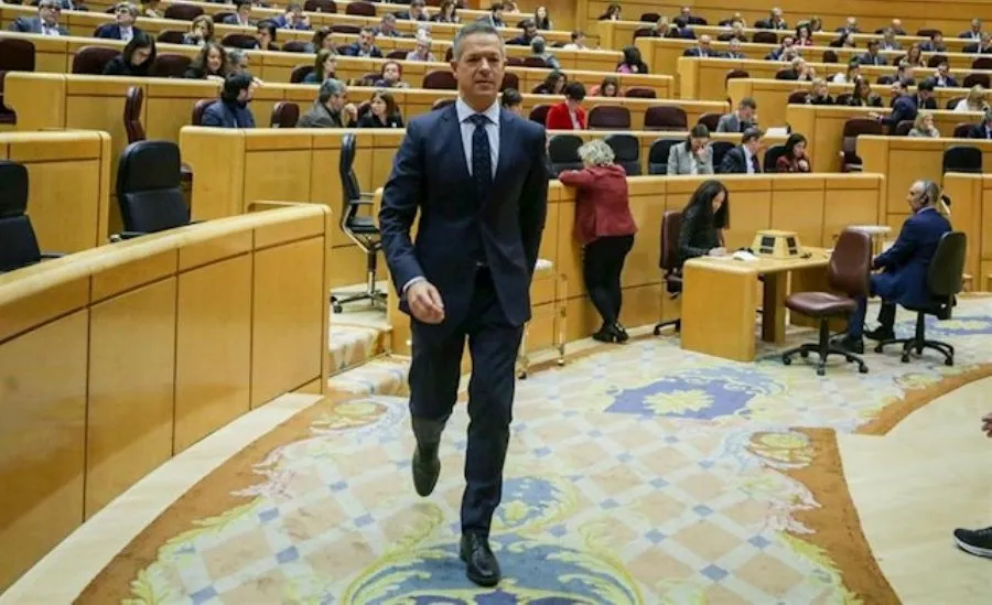 El portavoz del Grupo Parlamentario Socialista en el Senado, Ander Gil, abandona el hemiciclo del Senado. Foto de Ricardo Rubio - EP