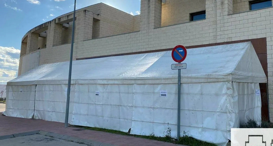 Instalada una carpa de mayores dimensiones junto al Centro de Salud y Especialidades  