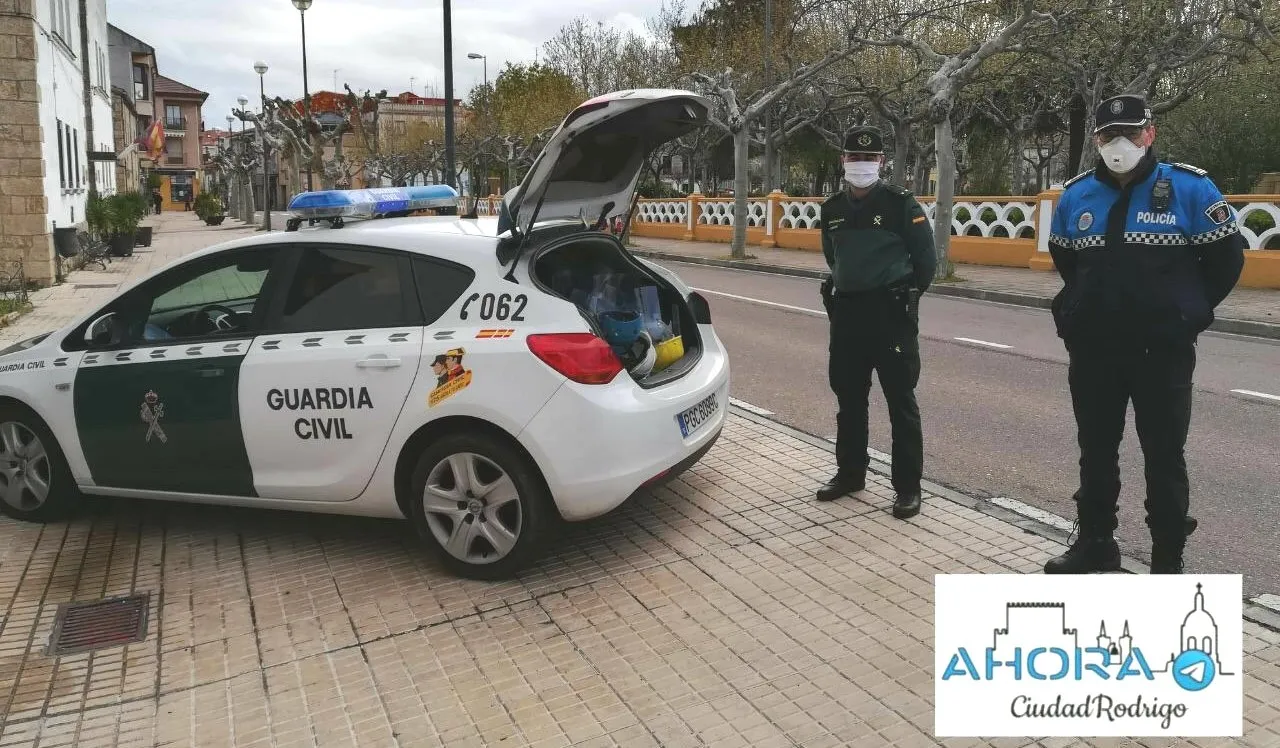 La Policía Local entrega una treintena de cascos protectores a la Guardia Civil  