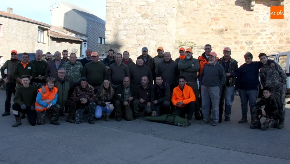 En la montería de Valdepailobo participaban una treintena de puestos y media docena de perreros con dos rehalas, una jornada que se saldaría con dos cochinos abatidos / CORRAL