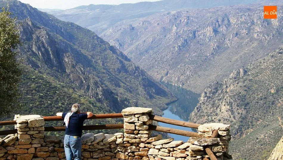 A los recursos naturales y paisajísticos, Arribes suma un importante patrimonio arquitectónico, histórico y cultural (Mirador de Mieza)  /  FOTOS: M. CORRAL Y ESTER CORREDERA