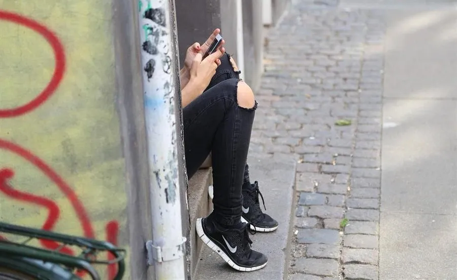 En estos días, los niños y los adolescentes pasan más tiempo de lo habitual con dispositivos móviles y hay que recordar a los padres que estén pendientes de los más pequeños instalándoles aplicaciones de control parental. Foto EP