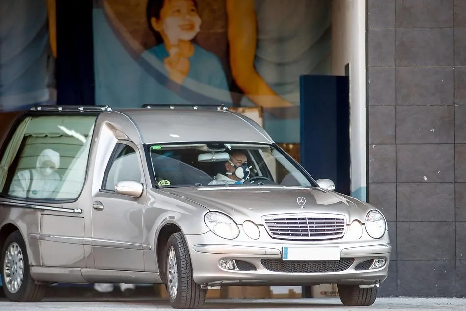 Los trabajos de mantenimiento y custodia de cadáveres de las víctimas de coronavirus - Óscar J.Barroso - Europa Press