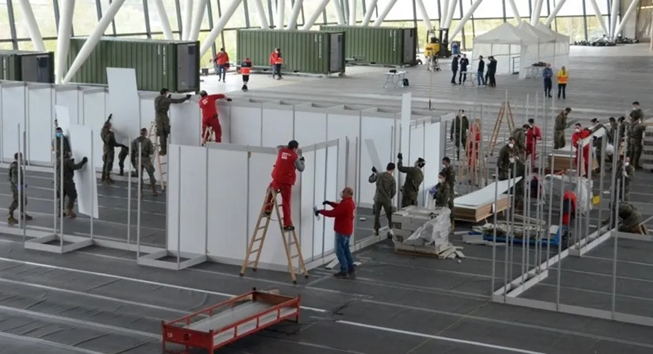 Foto 3 - El Regimiento de Ingenieros trabaja en los hospitales provisionales de Sabadell, la Fira de...