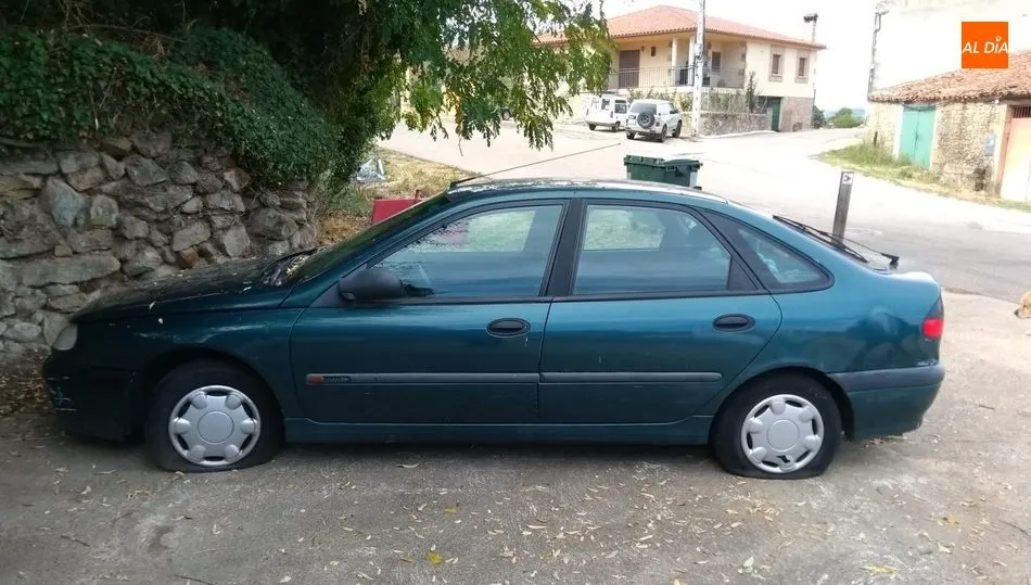 Imagen de su vehículo de octubre de 2018 cuando le fueron rajadas las cuatro ruedas