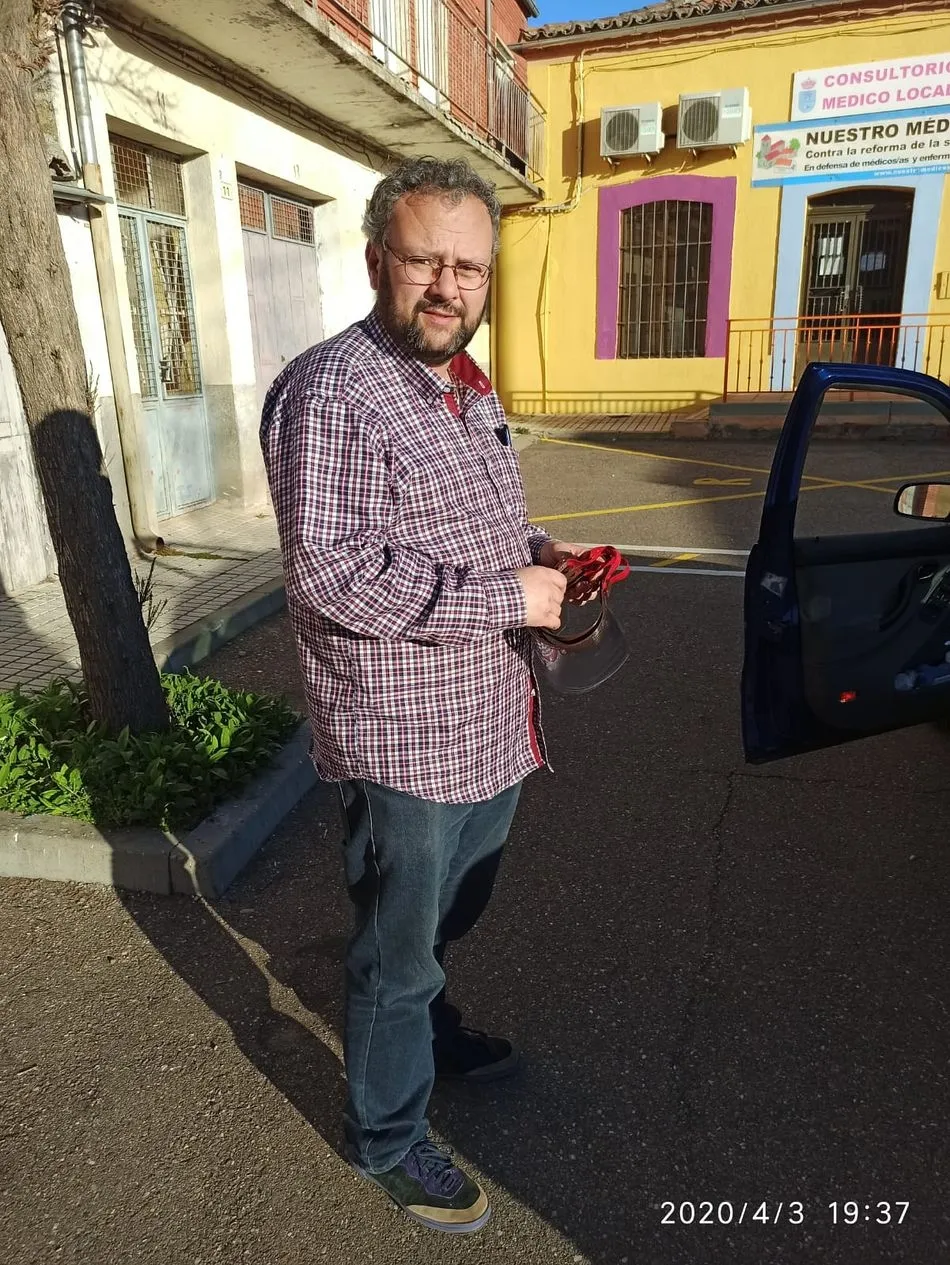 Foto 3 - Resistencia Salamanca supera las 3.000 pantallas de protecci&oacute;n entregadas