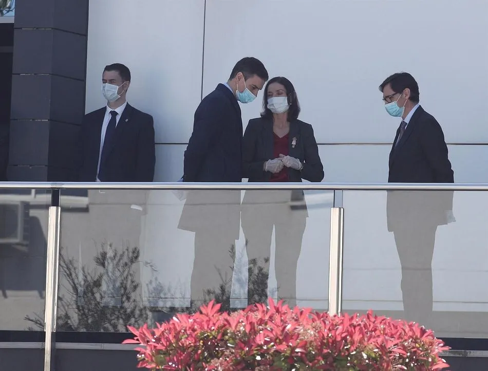 (I-D) El presidente del gobierno, Pedro Sánchez, acompañado entre otros por la ministra de Industria y Comercio, Reyes Maroto, y el ministro de Sanidad, Salvador Illa, finaliza la visita que ha realizado a las instalaciones interiores de la empresa Hersil