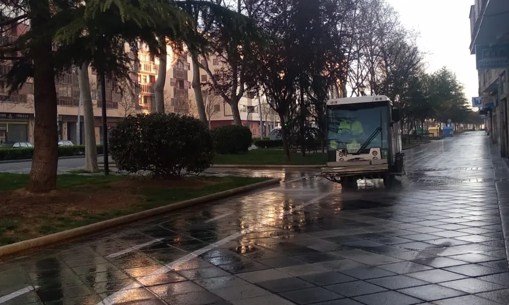 Foto 5 - El Ayuntamiento de Salamanca desinfecta a diario el mobiliario urbano y los edificios municipales