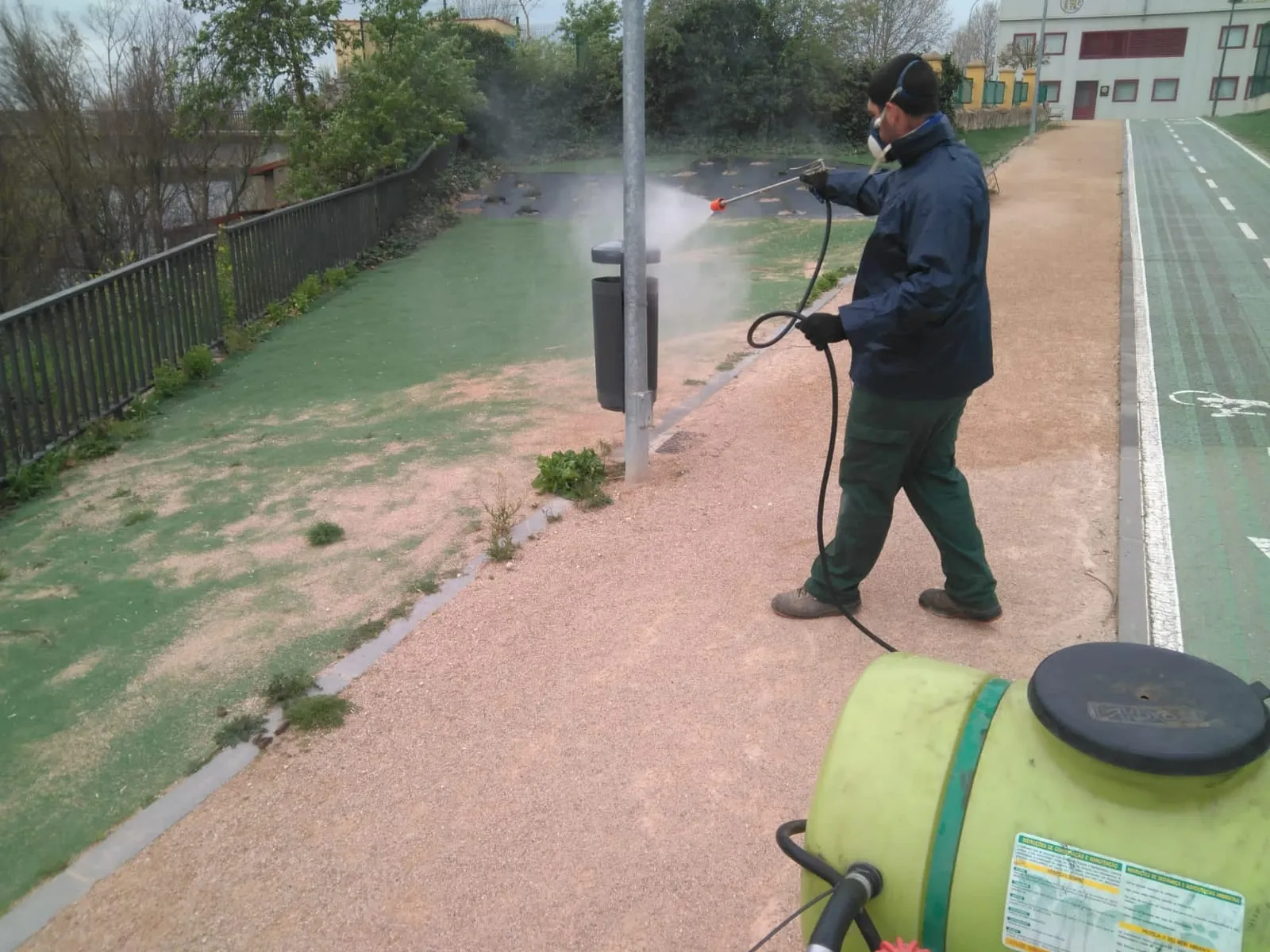 Foto 4 - El Ayuntamiento de Salamanca desinfecta a diario el mobiliario urbano y los edificios municipales