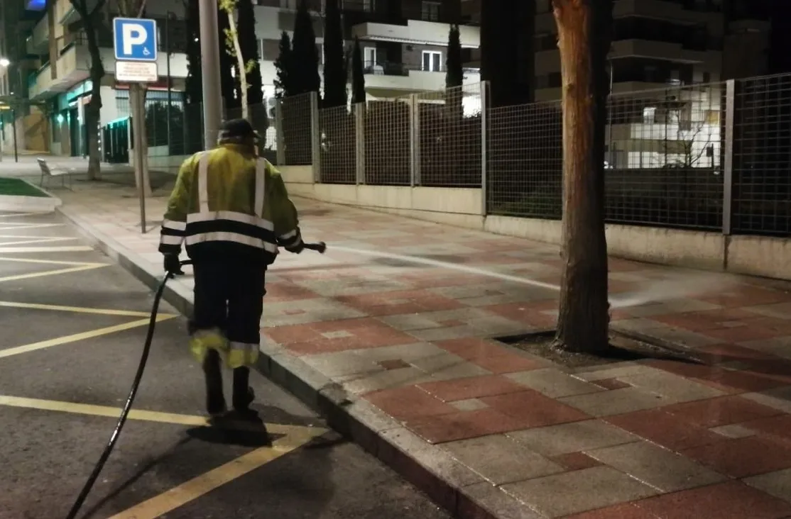 Foto 3 - El Ayuntamiento de Salamanca desinfecta a diario el mobiliario urbano y los edificios municipales