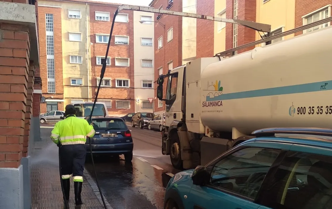 Foto 2 - El Ayuntamiento de Salamanca desinfecta a diario el mobiliario urbano y los edificios municipales