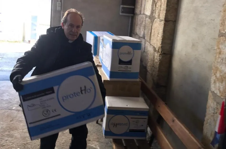 Foto 2 - La Di&oacute;cesis lleva material de protecci&oacute;n sanitario a varias residencias  