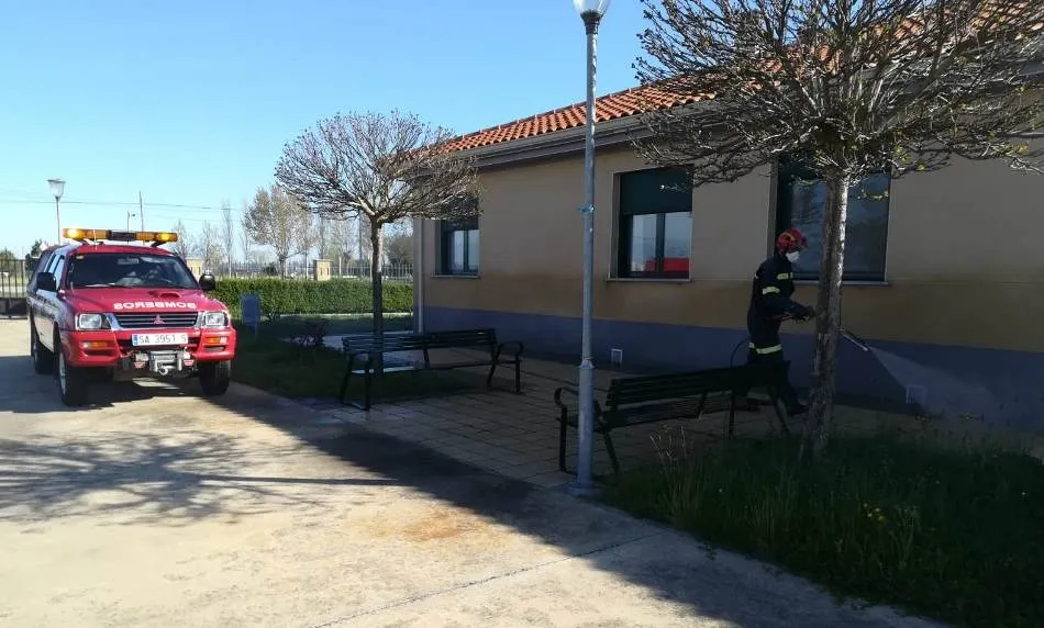 Foto 4 - Los Bomberos mirobrigenses contin&uacute;an con sus tareas de desinfecci&oacute;n por los pueblos  