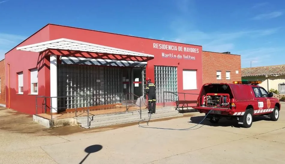 Foto 6 - Los Bomberos mirobrigenses contin&uacute;an con sus tareas de desinfecci&oacute;n por los pueblos  