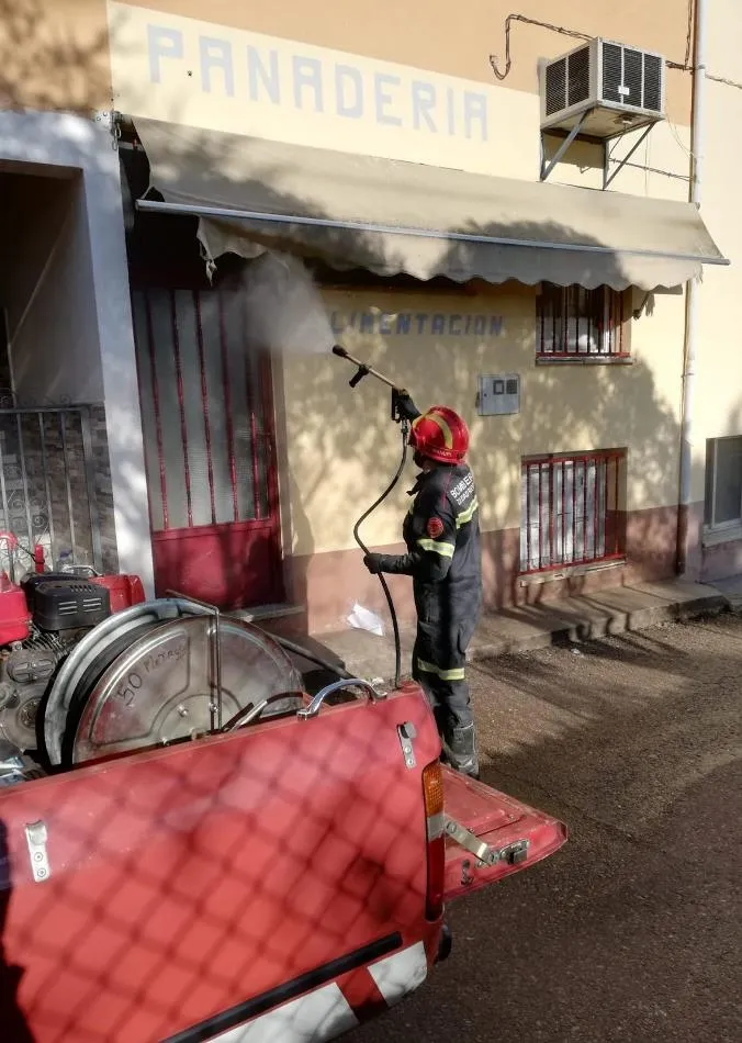 Foto 2 - Los Bomberos mirobrigenses contin&uacute;an con sus tareas de desinfecci&oacute;n por los pueblos  