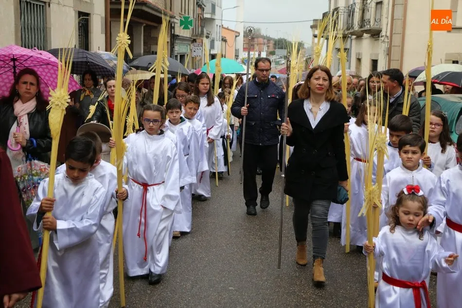 Foto 7 - Procesi&oacute;n del Domingo de Ramos en Vitigudino, los ni&ntilde;os son los protagonistas  