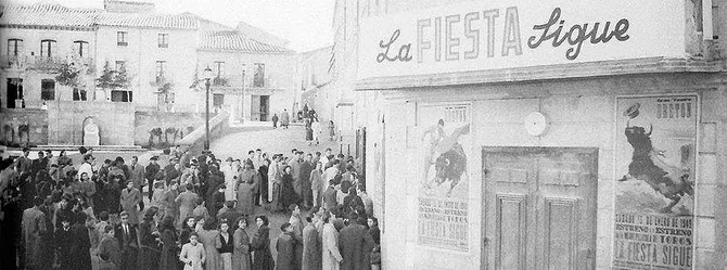 Foto 2 - Colas en el desaparecido Teatro Bret&oacute;n