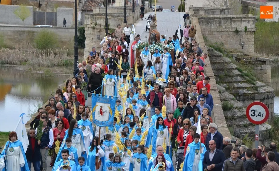 La gran alegría de la entrada de La Borriquilla acompañada de los niños  