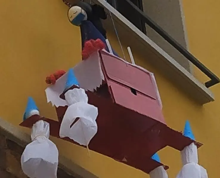 Foto 4 - El Sahugo simula su procesi&oacute;n del Domingo de Ramos poni&eacute;ndole la mascarilla a su Virgen  