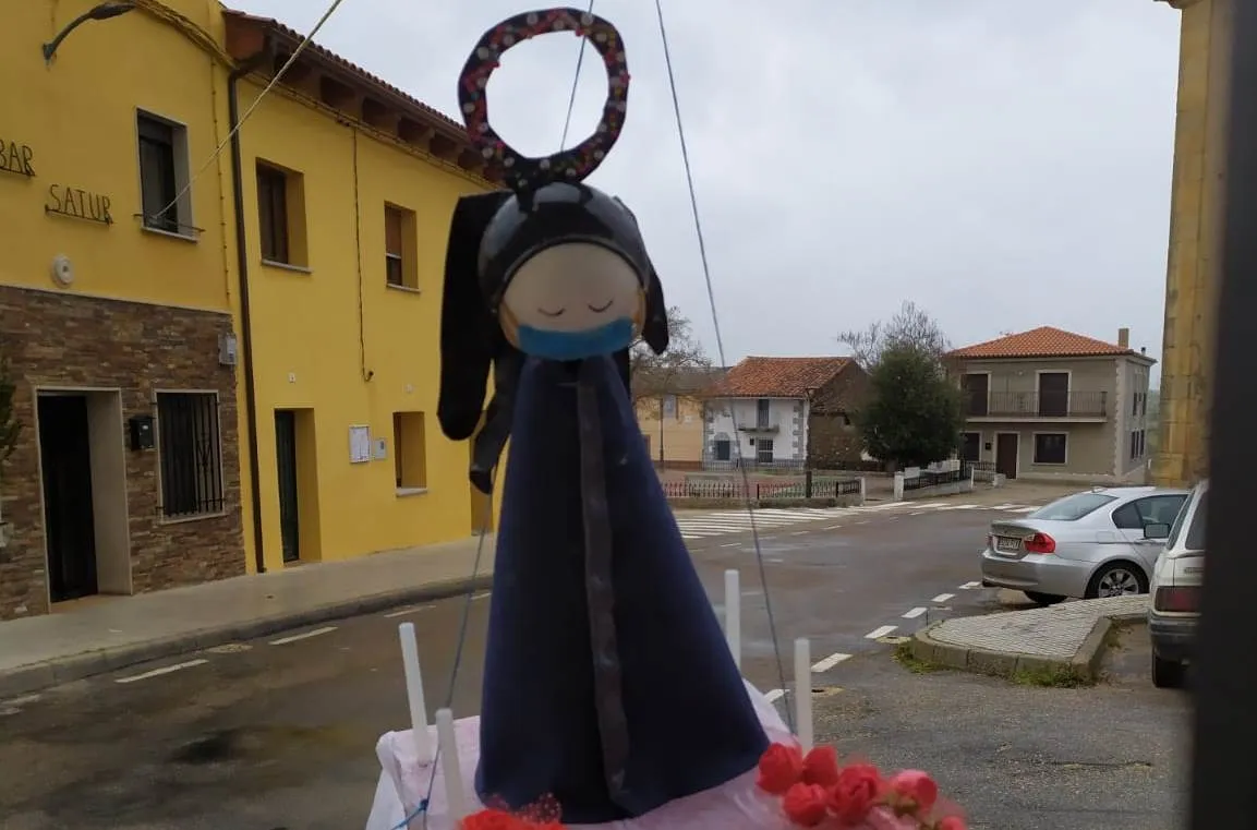 El Sahugo simula su procesión del Domingo de Ramos poniéndole la mascarilla a su Virgen  