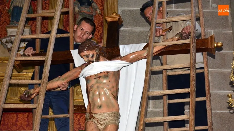 Reportaje fotográfico del Descendimiento y Procesión del Santo Entierro de la Semana Santa de 2019 / E. Corredera