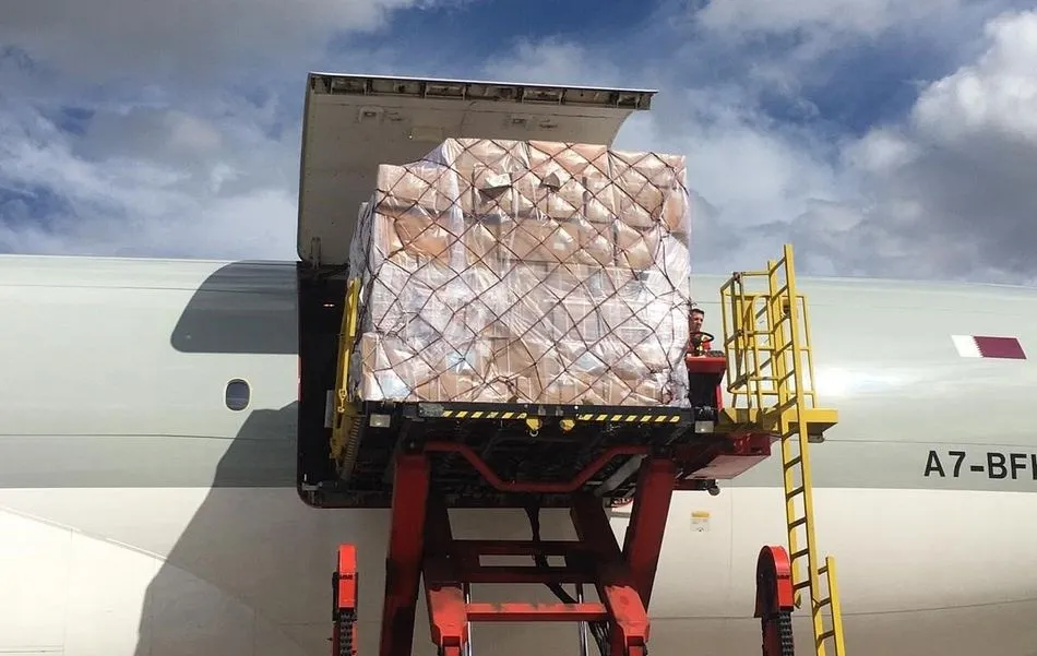 El segundo avión procedente de china pagado por la Comunidad de Madrid descarga parte del material sanitario