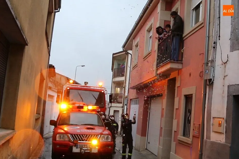 Foto 3 - Los Bomberos de Vitigudino felicitan a Irene Vicente Hern&aacute;ndez por su sexto cumplea&ntilde;os  