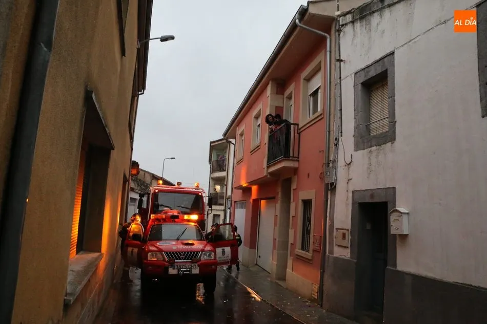 Foto 5 - Los Bomberos de Vitigudino felicitan a Irene Vicente Hern&aacute;ndez por su sexto cumplea&ntilde;os  