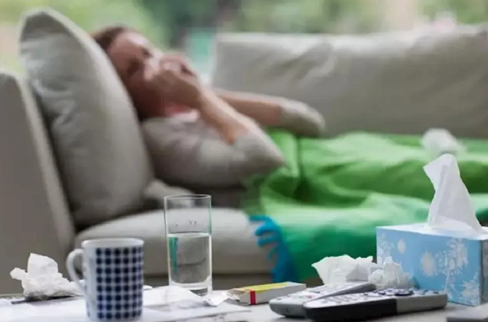 Mujer enferma con gripe. Resfriado, tos, mocos, pañuelos de papel | EP