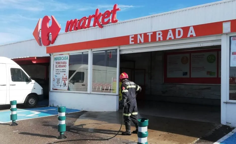 Trabajos de desinfección de los Bomberos en Fuentes de Oñoro
