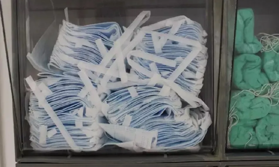 Sanidad destaca la importancia de evitar tocar la mascarillas mientras se lleve puesta | EP