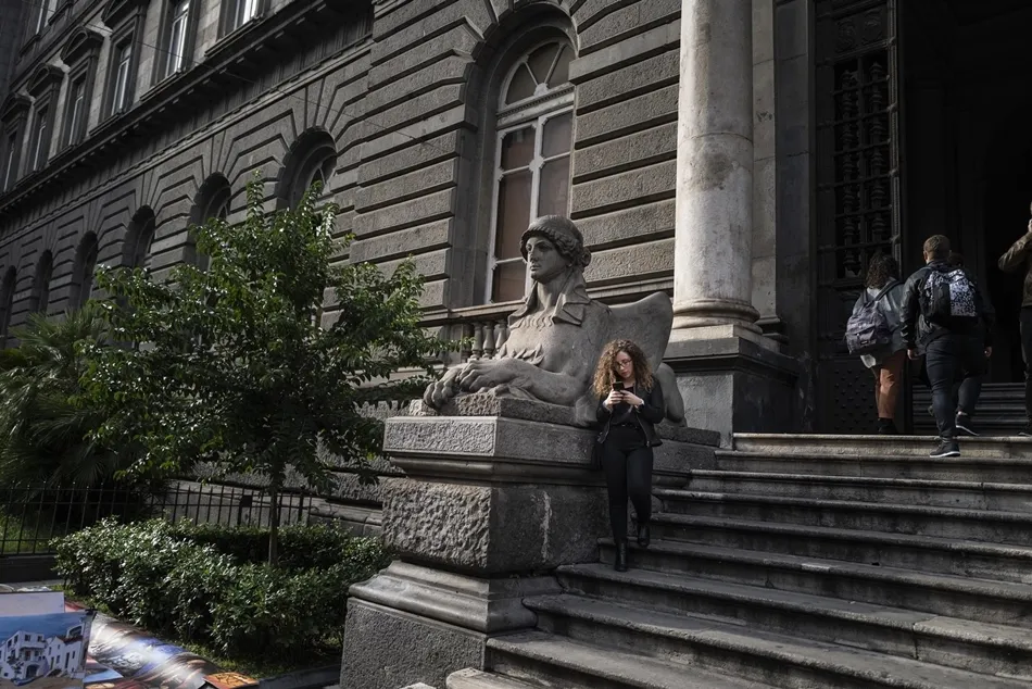Una estudiante, en la Universidad de Nápoles en Italia. Foto: EP