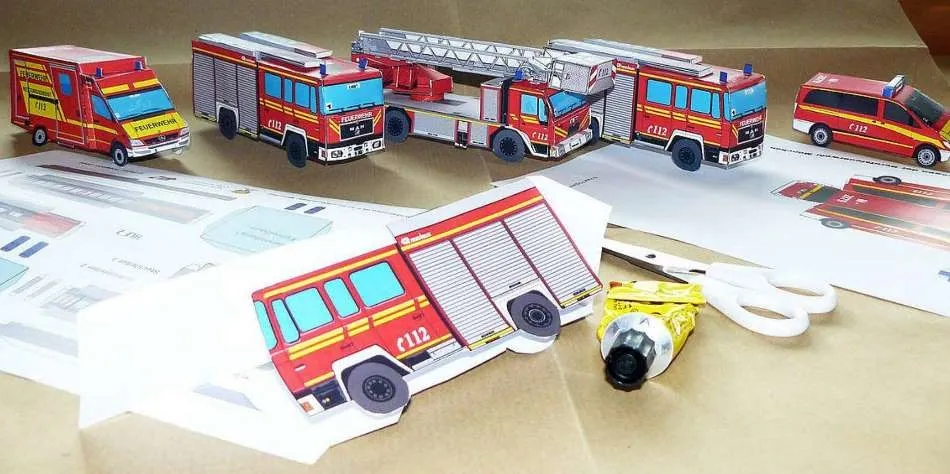 Los Bomberos animan a los niños a crear sus propios vehículos con maquetas recortables  