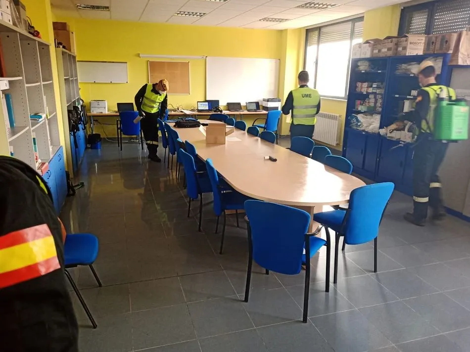 La UME realiza tareas de desinfección en el centro de salud de Guijuelo