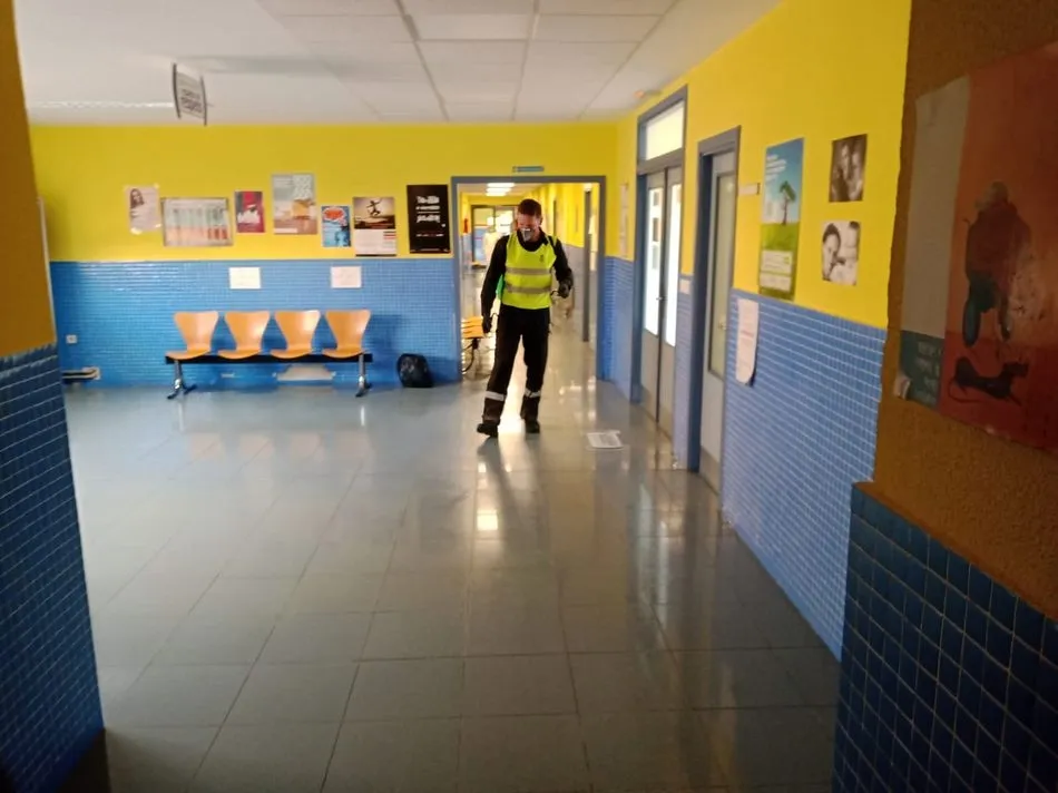 Foto 2 - La UME realiza tareas de desinfecci&oacute;n en el centro de salud de Guijuelo